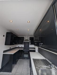 3 bedroom semi-detached house to rent, Kinross Crescent,Parkfarm