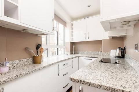 Studio to rent, Wyndham Street, London W1H