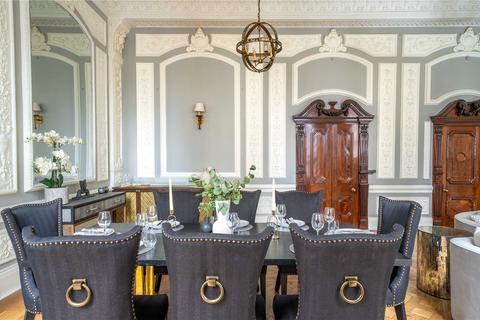 undefined, The Strand, Covent Garden WC2R