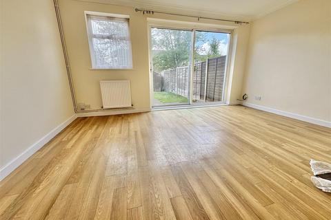 3 bedroom terraced house to rent, Alfriston Close, Luton, LU2 8QZ