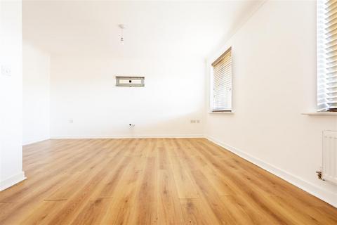 5 bedroom semi-detached house to rent, Harrington Way, Ashington