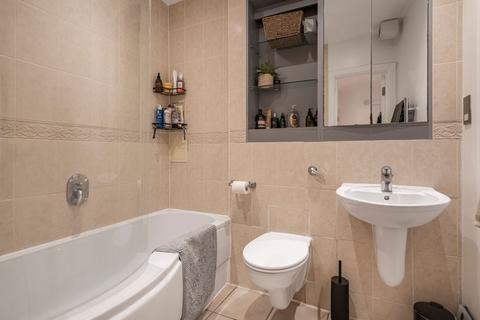 1 bedroom flat for sale, Wells Place, Earlsfield, London, SW18