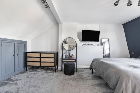 3 bedroom flat for sale, Lydden Grove, Earlsfield, London, SW18