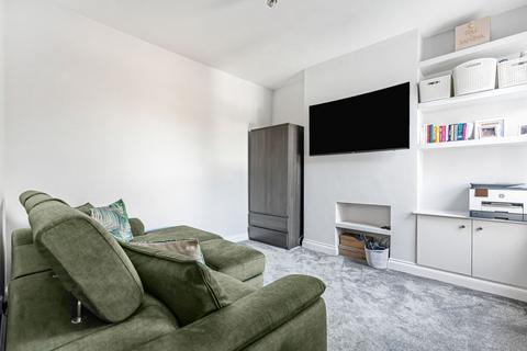 3 bedroom flat for sale, Lydden Grove, Earlsfield, London, SW18