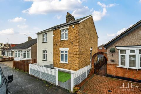 2 bedroom end of terrace house for sale - Wolseley Road, Romford
