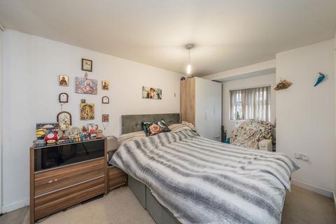 1 bedroom flat to rent, Chertsey Road, St Margarets TW1