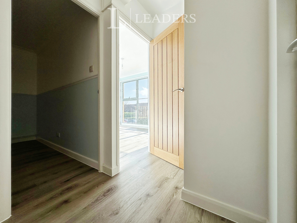 4b36adb7-Hallway