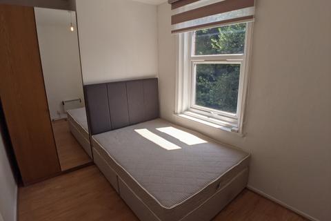 2 bedroom flat to rent, Amherst Rd, Manchester M14