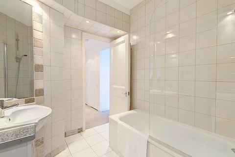 Studio to rent, London W1J
