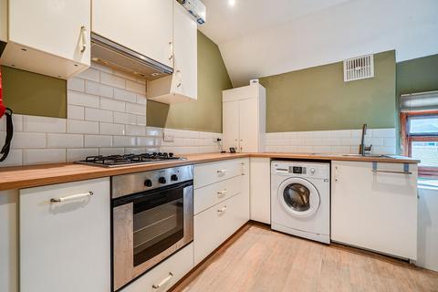 2 bedroom flat to rent, Grasmere Road, London SW16