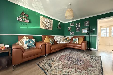 5 bedroom end of terrace house to rent, Alexandra Road, Great Wakering, Southend-On-Sea