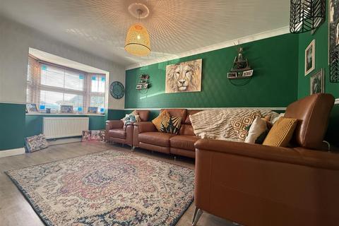 5 bedroom end of terrace house to rent, Alexandra Road, Great Wakering, Southend-On-Sea