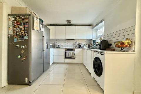 5 bedroom end of terrace house to rent, Alexandra Road, Great Wakering, Southend-On-Sea