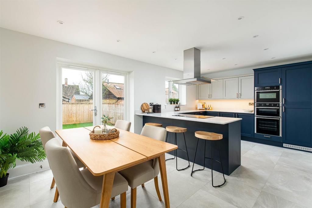 Kitchen 2.jpg