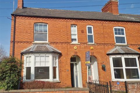 3 bedroom end of terrace house to rent, Victoria Street, Newark
