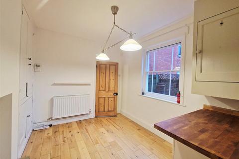 3 bedroom end of terrace house to rent, Victoria Street, Newark