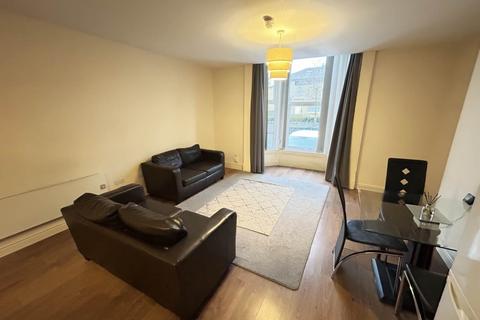 2 bedroom flat to rent, Claremont, Bradford,