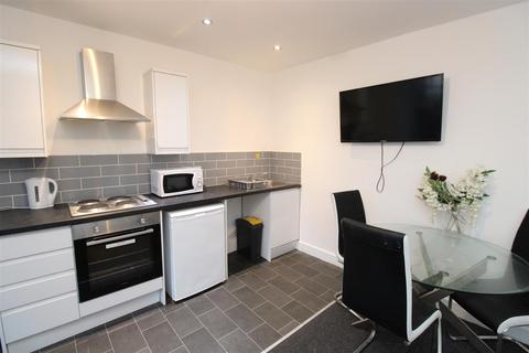 Ground floor flat to rent, 6 Woodfield Road, Blackpool