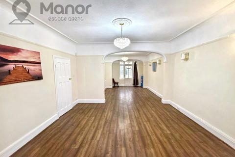 3 bedroom end of terrace house to rent, Hillview Crescent, Ilford, IG1 3QD