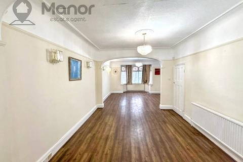 3 bedroom end of terrace house to rent, Hillview Crescent, Ilford, IG1 3QD