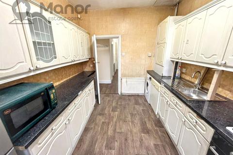 3 bedroom end of terrace house to rent, Hillview Crescent, Ilford, IG1 3QD
