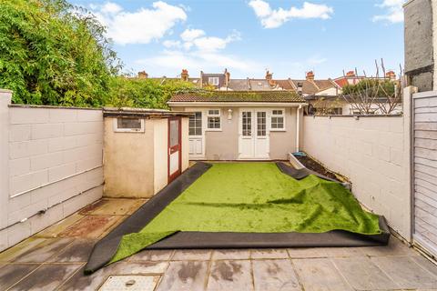 4 bedroom terraced house to rent, Ashtree Avenue, Mitcham CR4