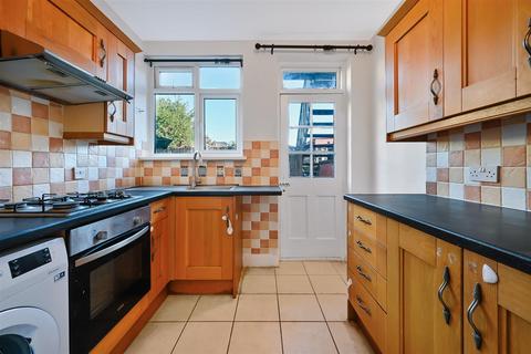 2 bedroom maisonette to rent, Abbey Road, Colliers Wood SW19