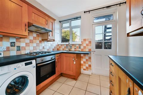 2 bedroom maisonette to rent, Abbey Road, Colliers Wood SW19