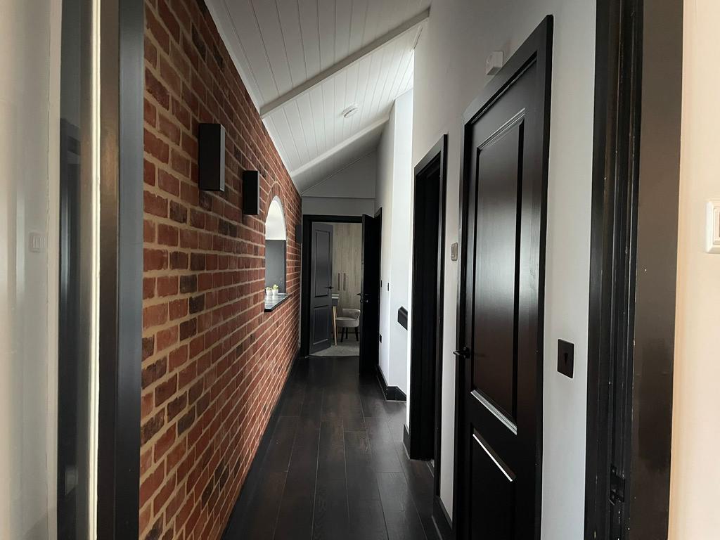 L - Hallway