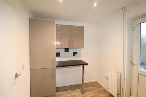 2 bedroom terraced house to rent, Freesland Rise, Nuneaton