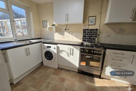 2 bedroom flat to rent, Perrymount Road, Haywards Heath, RH16