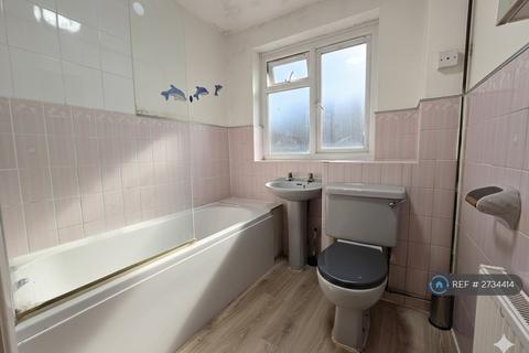 2 bedroom flat to rent, Perrymount Road, Haywards Heath, RH16
