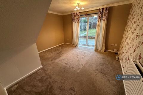 2 bedroom semi-detached house to rent, Falstone Green, Luton, LU2