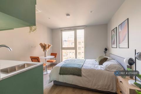 Studio to rent - Victoria Road, Feltham, TW13