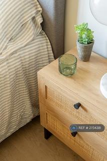 Studio to rent, Victoria Road, Feltham, TW13