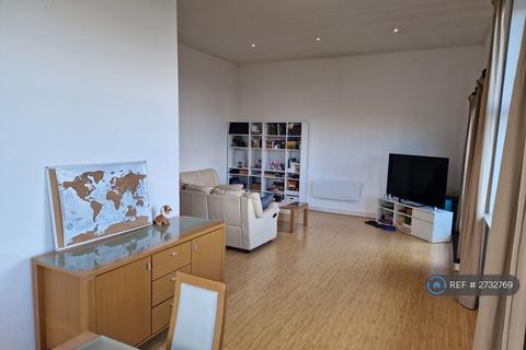 2 bedroom penthouse to rent, Highfield Close, London, SE13