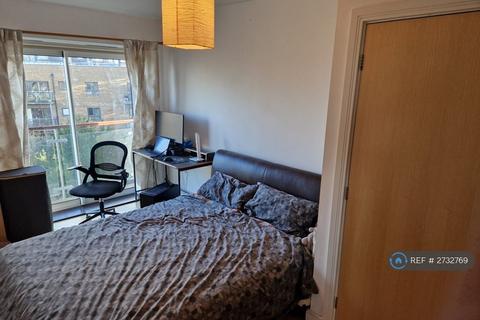 2 bedroom penthouse to rent, Highfield Close, London, SE13