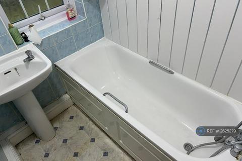 3 bedroom flat to rent, Manor Road, London, E15