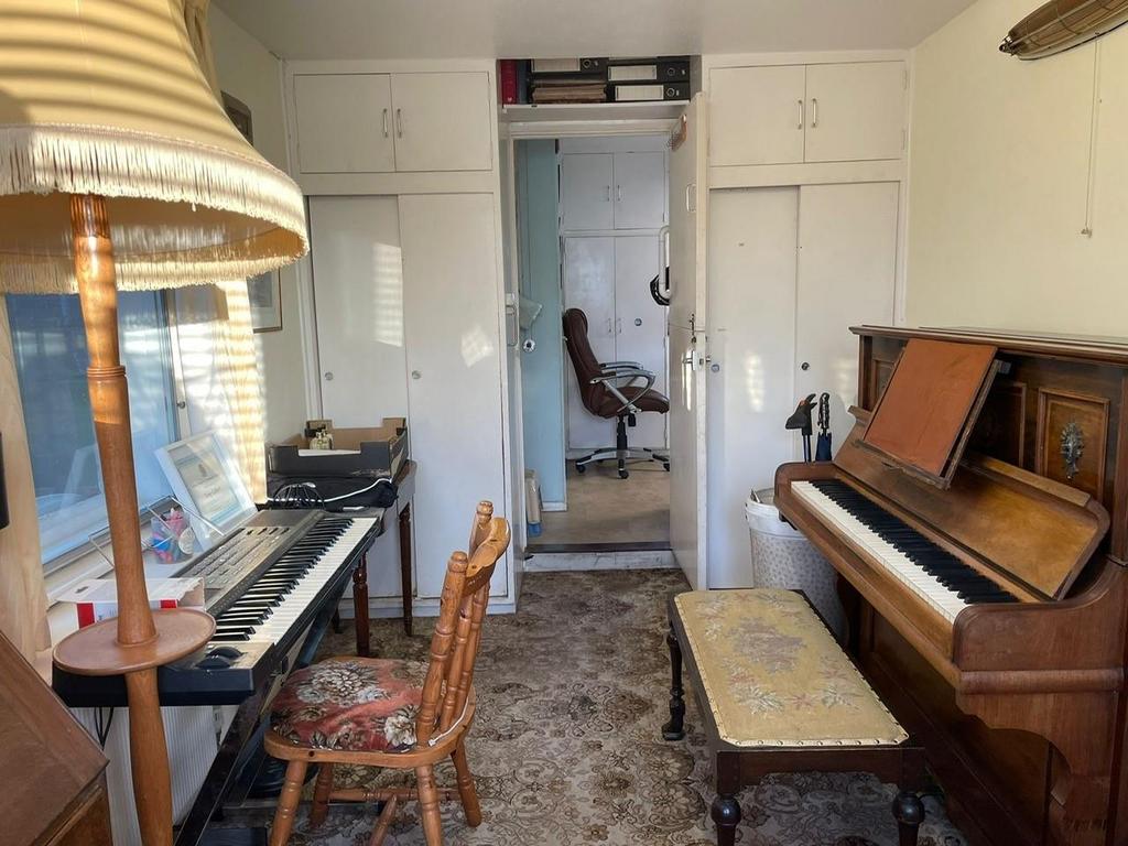 Family room 2.jpg