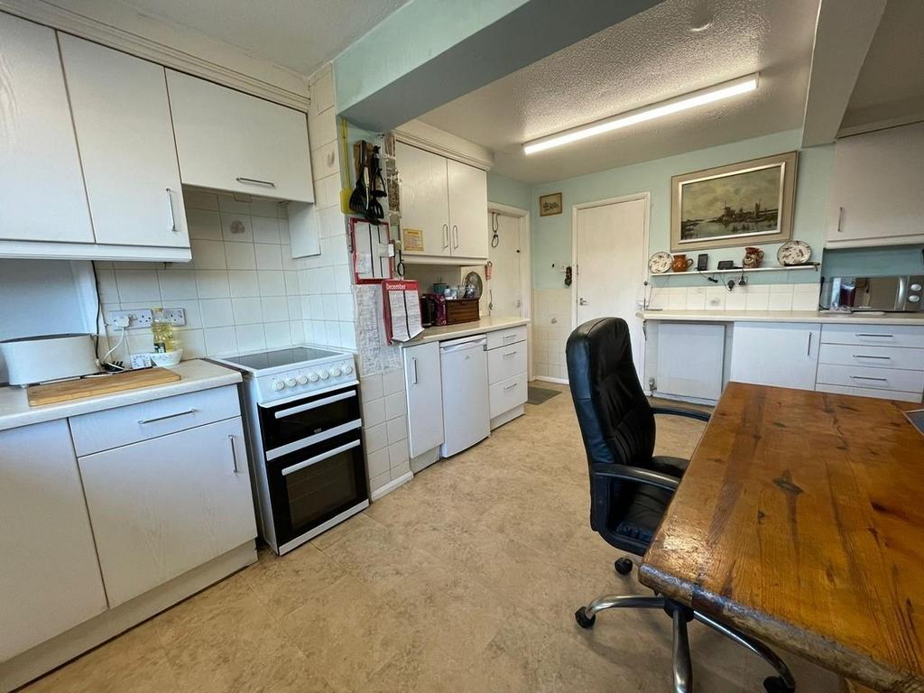 Kitchen 2.jpg