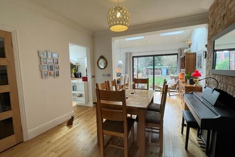 3 bedroom terraced house for sale, Marlborough Ave, Hull, HU5 3JU