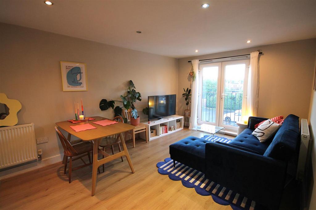 Lounge / Dining