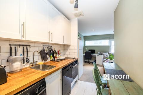 Studio to rent, Long Lane London SE1