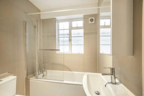 3 bedroom flat to rent, Woodside, London SW19