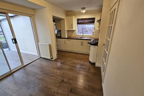 3 bedroom semi-detached house to rent, Dyas Avenue, Birmingham B42