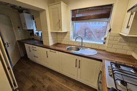 3 bedroom semi-detached house to rent, Dyas Avenue, Birmingham B42