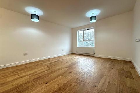 2 bedroom flat to rent, Gammons Lane, Watford WD24