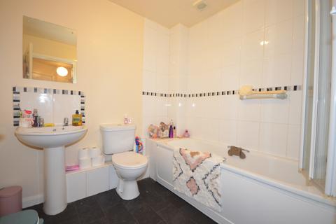 2 bedroom flat for sale, Hawthorn Road, Kettering, NN15