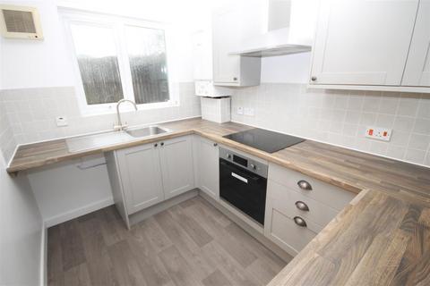 3 bedroom semi-detached house to rent, School Green Road, Freshwater