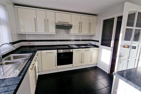 3 bedroom end of terrace house to rent, Bradbury Road, Winsford